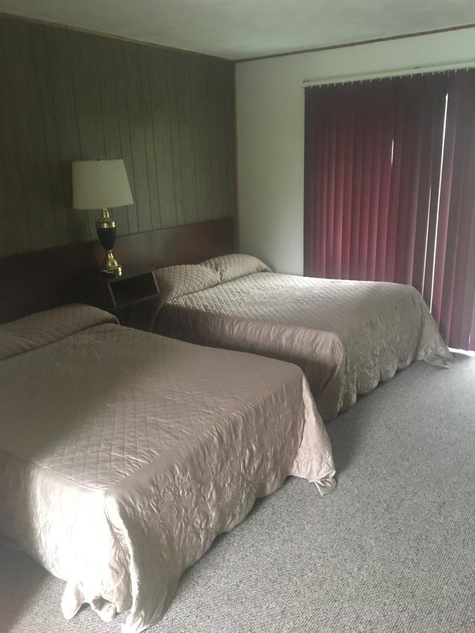 Michael Dee'S Motel East Durham Exterior photo