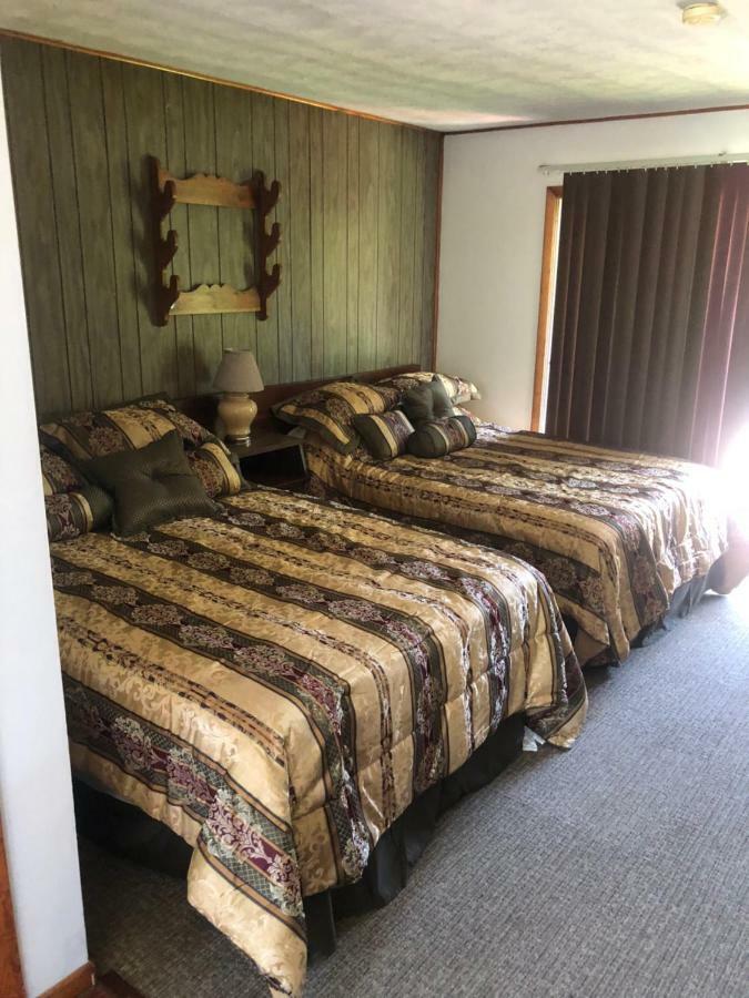 Michael Dee'S Motel East Durham Exterior photo