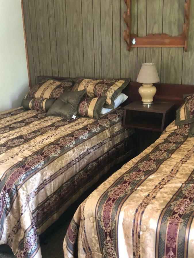 Michael Dee'S Motel East Durham Exterior photo